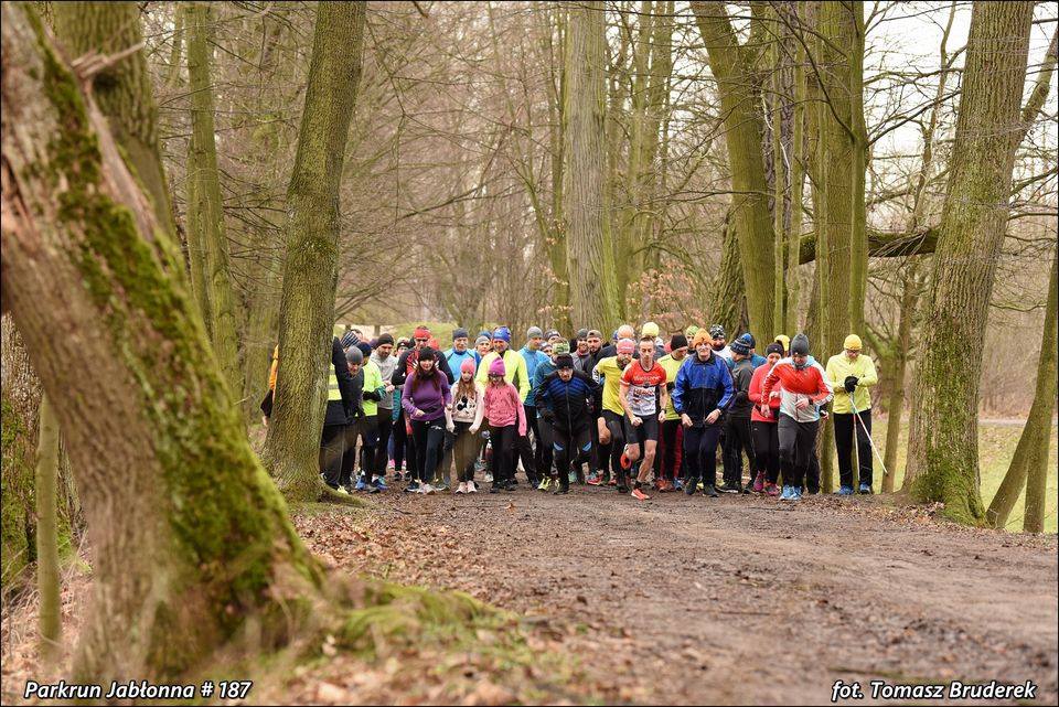 Grupa biegaczy uczestniczacych w Parkrun Jabłonna 