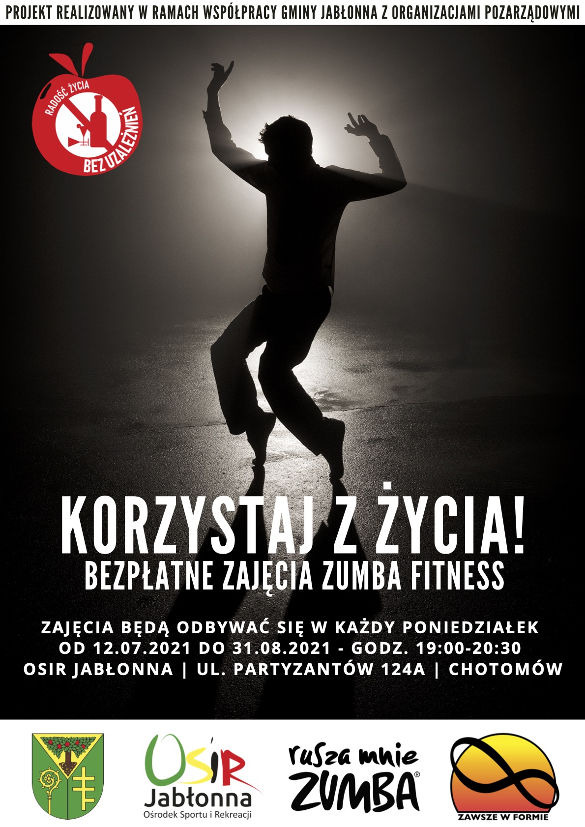 Plakat: Zapraszamy na bezpłatne zajęcia Zumba Fitness Projekt realizowany jest w ramach współpracy Gminy Jabłonna z organizacjami pozarządowymi. Zajęcia będą odbywać się w Ośrodku Sportu i Rekreacji w Jabłonnie, ul. Partyzantów 124A w Chotomowie.  Termin: W każdy poniedziałek od 12.07.2021 do 31.08.2021 w godz. 19:00-20:30.